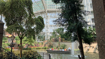 Interior of the Gaylord
Opryland hotel showing a boat
ridge